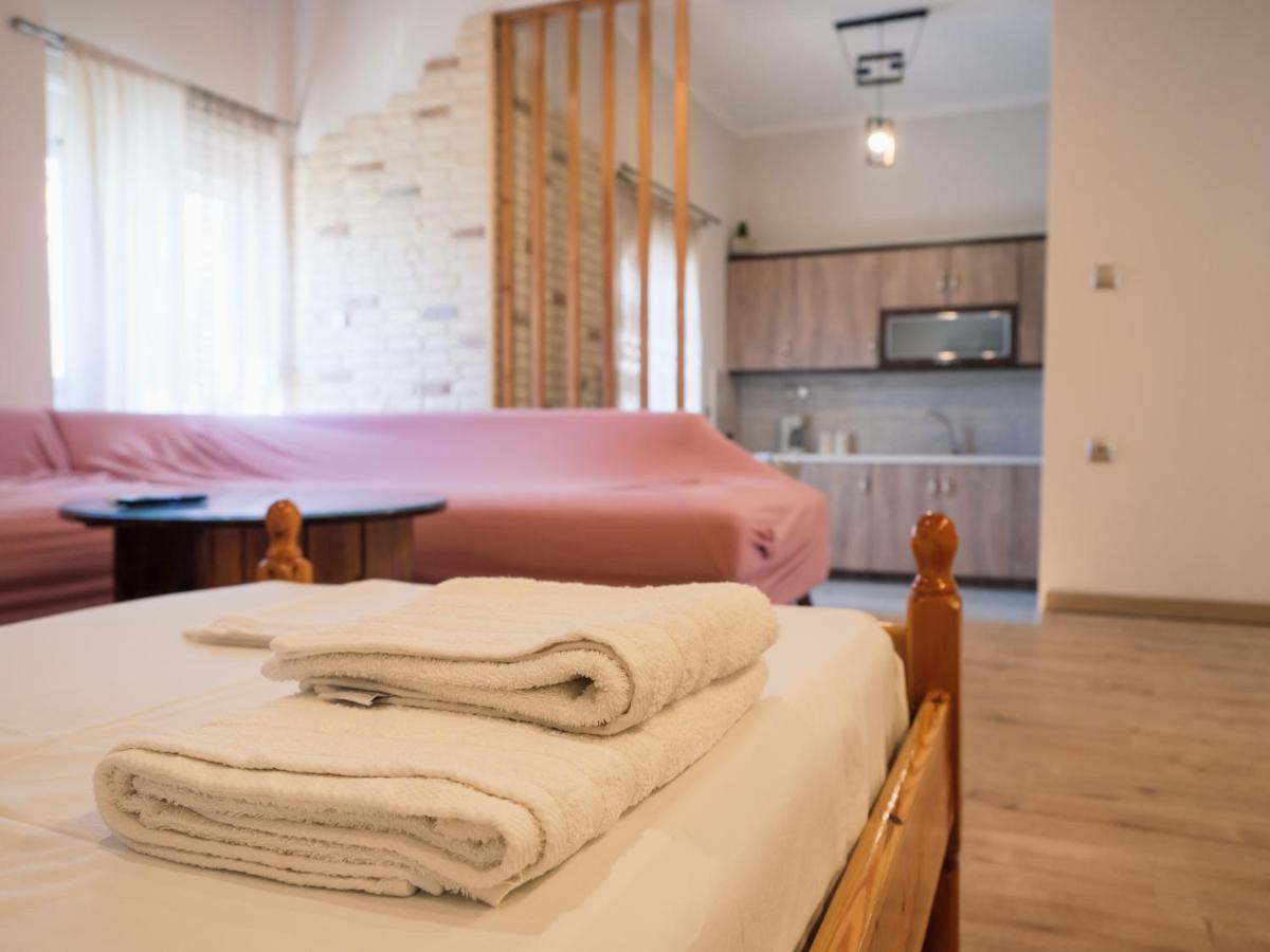 Kellys Cozy One Bedroom House Next To The Beach Ikonomianika Zewnętrze zdjęcie